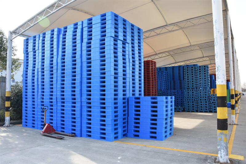 choosing stackable plastic pallets choosing stackable plastic pallets